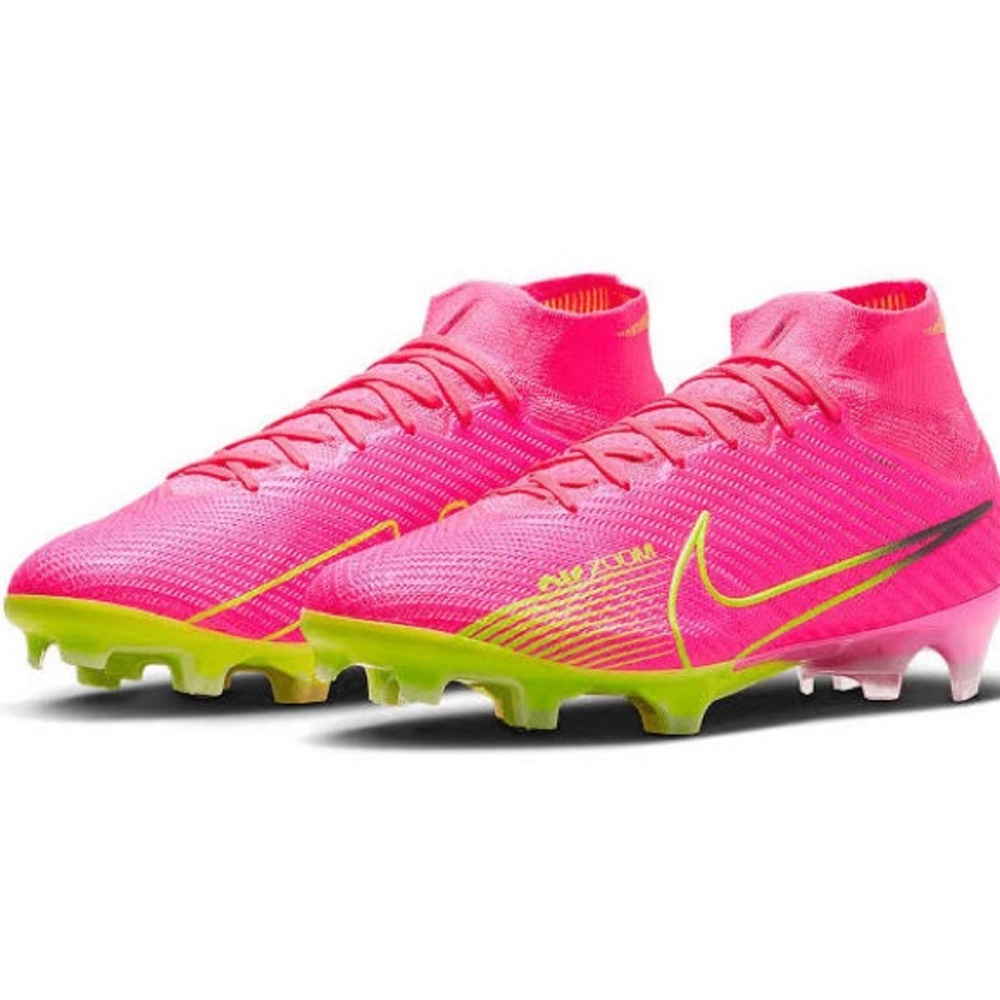 Women’s size 7. Pink Nike mercurial cleats